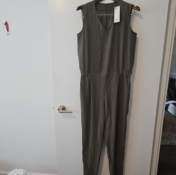 ✨Gu NWT V-Neck Olive Jumpsuit Size XL✨ - Picture 4 of 9